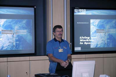 A briefing held from a instructor at the EAC before doing a EVA training in the centers Neutral Buoyancy Facility - Cologne - Germany / Ein Briefing eines Instruktors des EAC vor einem EVA Trining in der Neutral Buoyancy Facility - Köln - Deutschland - 2005