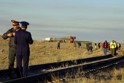 At Baikonur, the Soyuz rocket is pulled and pushed by specific locomotives on a long railway to the launch pad, during the roll-out our groups following the rocket to the pad, Baikonur Cosmodrome - Kazachstan / In Baikonur werden die Soyuz Raketen auf langen Eisenbahnschienen von Lokomotiven zur Startplattform transportiert. Unsere Gruppen können den Weg zur Startplattform verfolgen, Baikonur Kosmodrom - Kazakhstan - 2005