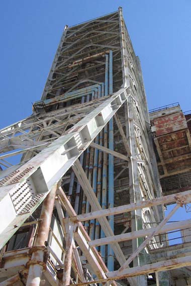 A high steel-beam tower on the Energia-Buran launchpad (Pad No# 250). The Buran was the soviet counterpart of the space shuttle of the United States but flew only one time uncrewed in 1988, Baikonur Cosmodrome - Kazakhstan / Ein Stahlträger Turm auf dem Energia-Buran Startplatz (Pad No# 250). Der Buran war die sowjetische Antwort auf das US-amerikanische Space Shuttle, flog jedoch nur einmal ohne Crew 1988, Baikonur Kosmodrom - Kazakhstan - 2005