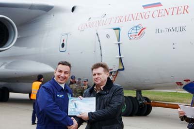 Boris receives his flight participant document out of the hand of Russian cosmonaut Yury Onufriyenko - Star City - Russia / Boris erhält sein Flugzertifikat seines Zero-G Flugs aus den Händen des russischen Kosmonauten Yuri Onufriyenko - Star City - Russland - 2016