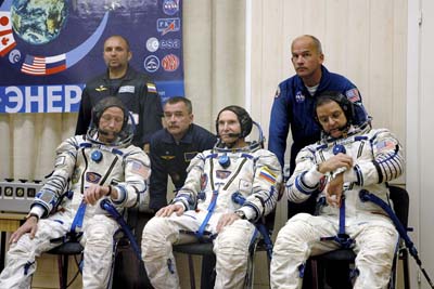 Soyuz TMA-7 Crew - Gregory H. 'Greg' Olsen (USA), Valery I. Tokarev (RUS), William McArthur (USA), Baikonur Cosmodrome - Kazachstan / Die Crew von Soyuz TMA-7 einige Stunden vor dem Start. Gregory H. 'Greg' Olsen (USA), Valery I. Tokarev (RUS), William McArthur (USA), Baikonur Kosmodrom - Kazakhstan - 2005