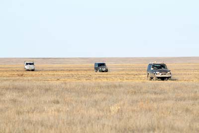 A off-road car treck treck during the Soyuz TMA-13 landing expedition, Kazakhstan / Off-Road Autos während der Soyuz TMA-13 Landungs-Expedition, Kazakhstan - 2009